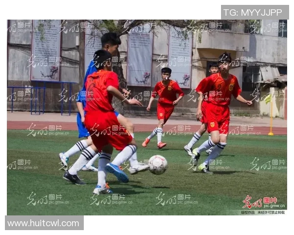 足球明星在绿茵场上挥洒汗水的精彩瞬间插画作品展示